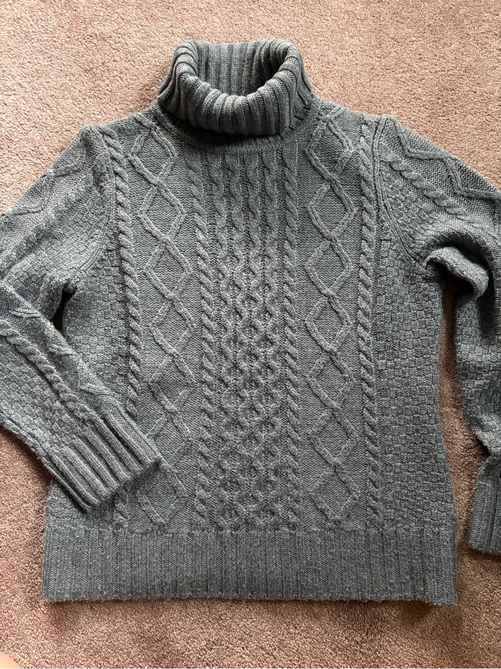 LL Bean Women’s turtleneck cable neck warm sweater size medium EUC